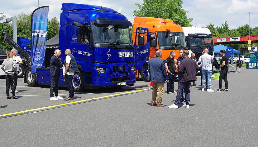 Beim Logistiktag der Schwarz-Gruppe am Kaufland-Logistikzentrum M&ouml;ckm&uuml;hl wurden verschiedene E-Lkw vorgestellt.