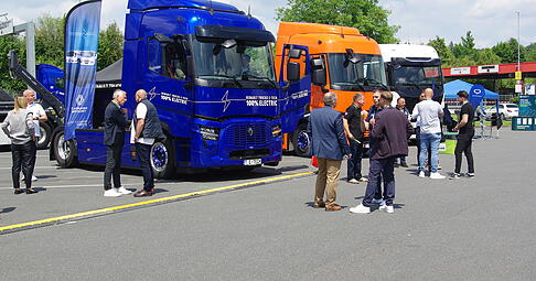 Beim Logistiktag der Schwarz-Gruppe am Kaufland-Logistikzentrum M&ouml;ckm&uuml;hl wurden verschiedene E-Lkw vorgestellt.