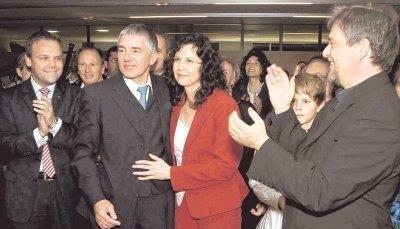Nach Bekanntgabe des Ergebnisses: Maike Bl&auml;ttgen nimmt ihren Mann in den Arm. Zu den ersten Gratulanten z&auml;hlte SPD-Abgeordneter Ingo Rust (links).Foto: Maurhoff