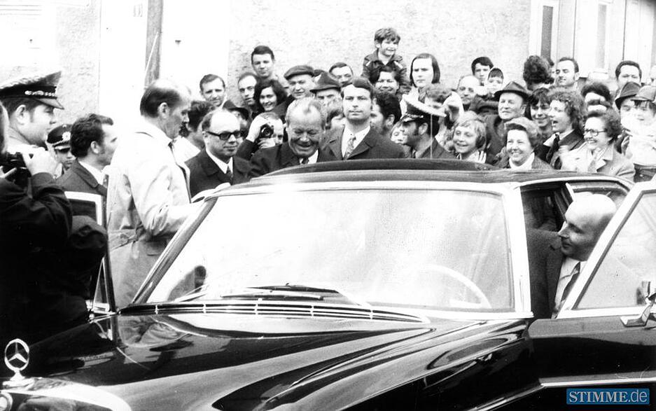 Brettener Bürger bereiten Bundeskanzler Brandt im April 1972 einen herzlichen Empfang.