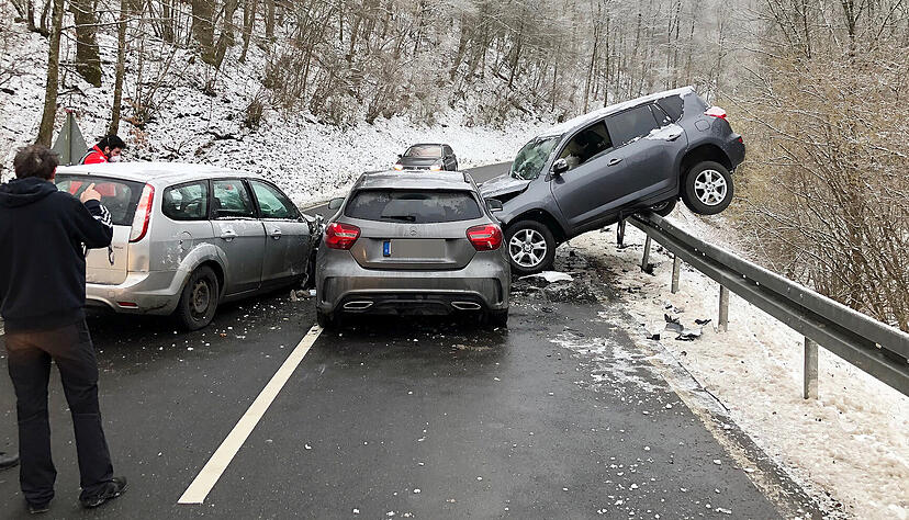 Der Toyota kam auf einer Leitplanke zum Stehen. Foto: privat Der Toyota kam auf einer Leitplanke zum Stehen. Foto: privat