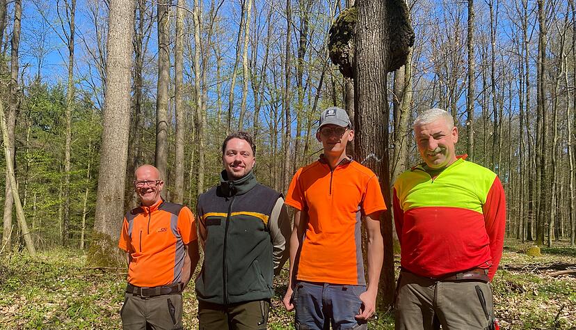 Revierf&ouml;rster Benedikt N&uuml;ter (zweiter von links) und das Forstteam (von links) Simon B&ouml;hm, Johannes Schmiedl und Ralf Hilker