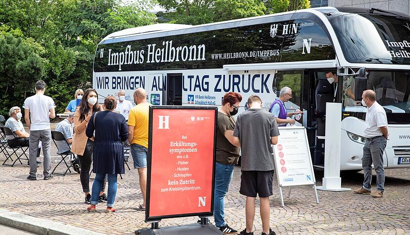 Das sechsköpfige Team des Heilbronner Impfbusses hatte am Dienstagmittag einiges zu tun: Rund 50 Menschen ließen sich nach drei Stunden impfen.
Fotos: Andreas Veigel Das sechsköpfige Team des Heilbronner Impfbusses hatte am Dienstagmittag einiges zu tun: Rund 50 Menschen ließen sich nach drei Stunden impfen.
Fotos: Andreas Veigel
