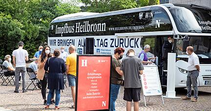 Das sechsköpfige Team des Heilbronner Impfbusses hatte am Dienstagmittag einiges zu tun: Rund 50 Menschen ließen sich nach drei Stunden impfen.
Fotos: Andreas Veigel