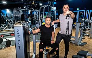 Sie starten mit neuem Konzept durch: Oliver Fischer (li.) und Chris Neve im ersten Remote-Studio in Heilbronn. Transponder und Handy regeln die Abläufe. 
Foto: Tina Schulze