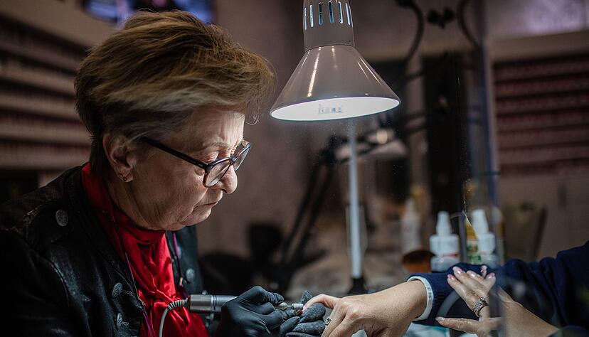Weiß, was bei Händen und Nägeln gerade angesagt ist: Nageldesignerin Terri Malon. Weiß, was bei Händen und Nägeln gerade angesagt ist: Nageldesignerin Terri Malon.