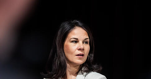 ARCHIV - 08.02.2025, Brandenburg, Potsdam: Annalena Baerbock (Bündnis 90/Die Grünen), Potsdamer Direktkandidatin für die Bundestagswahl und Außenministerin, nimmt an der Wahlarena des Deutschen Gewerkschaftsbunds (DGB) zu den Themen gute Arbeit, starke Wirtschaft und soziale Sicherheit in der Potsdamer Schinkelhalle teil. (zu dpa: ««Privater Preis»: Baerbock will nicht Fraktionschefin werden») Foto: Christoph Soeder/dpa +++ dpa-Bildfunk +++
