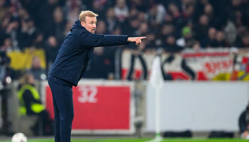 Sebastian Hoeneß versuchte seine Elf zu dirigieren. Sebastian Hoeneß versuchte seine Elf zu dirigieren.