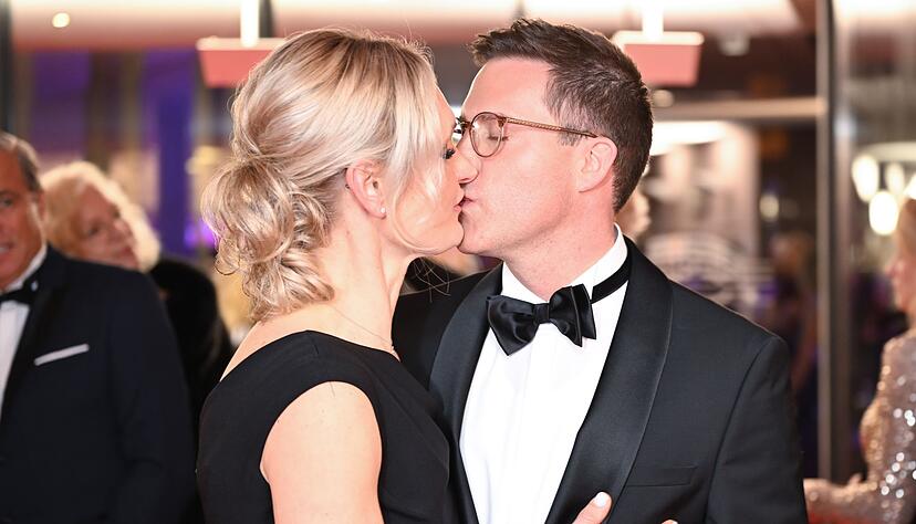 Manuel Hagel wird von seiner Ehefrau Franziska in Schutz genommen. Hier ein Kuss auf dem Landespresseball. (Archivbild)