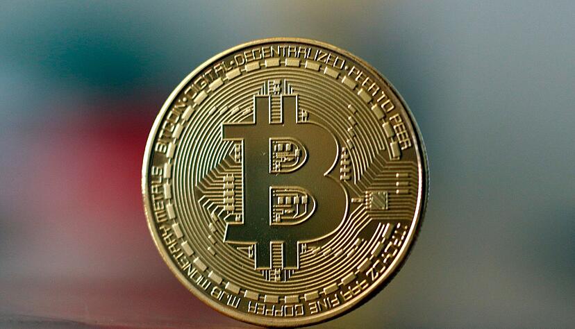 So wird der Bitcoin oft dargestellt. Allerdings hat die Kryptowährung, die über eine Blockchain abgewickelt wird, mit einer Münze nichts zu tun.
Foto: dpa So wird der Bitcoin oft dargestellt. Allerdings hat die Kryptowährung, die über eine Blockchain abgewickelt wird, mit einer Münze nichts zu tun.
Foto: dpa