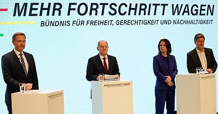 Christian Lindner, Olaf Scholz, Annalena Baerbock und Robert Habeck stellen den gemeinsamen Koalitionsvertrag der Ampel-Parteien vor.