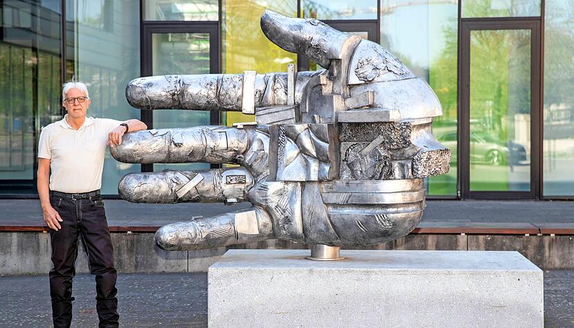 Der Bad Rappenauer Handchirurg Dr. Peter Hahn fährt privat gern Motorrad und findet die Hand von Gunther Stilling vor der Volkshochschule in Neckarsulm reizvoll.
Foto: Andreas Veigel Der Bad Rappenauer Handchirurg Dr. Peter Hahn fährt privat gern Motorrad und findet die Hand von Gunther Stilling vor der Volkshochschule in Neckarsulm reizvoll.
Foto: Andreas Veigel