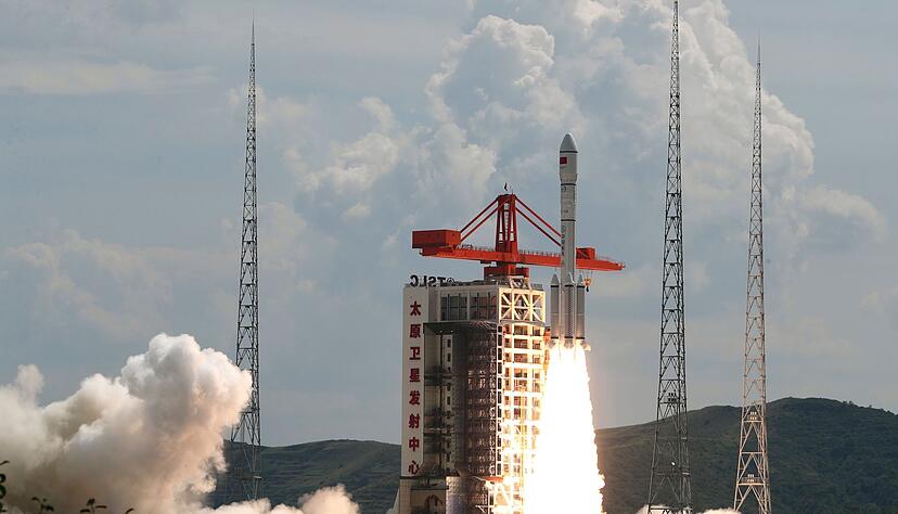 Eine Tr&auml;gerrakete vom Typ Langer Marsch 6 hebt mit einer neuen Satellitengruppe ab. (Archivbild)