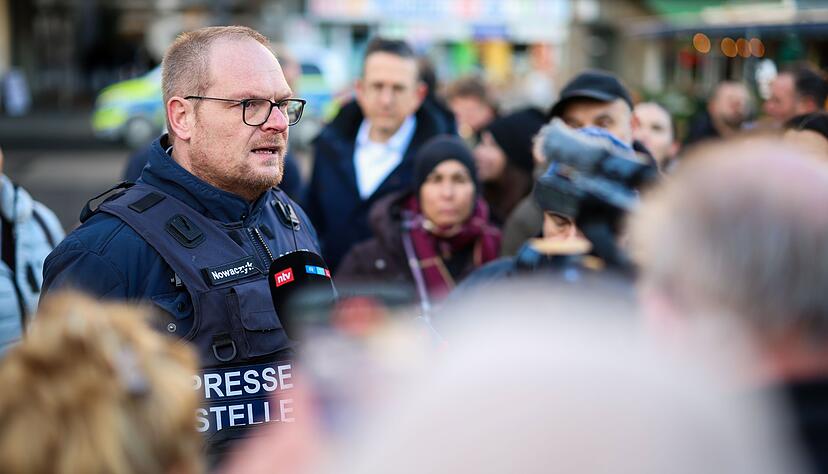 Die Ermittler prüfen Videosequenzen aus einem angrenzenden Parkhaus mit maskierten Personen und zwei Fahrzeugen. Die Ermittler prüfen Videosequenzen aus einem angrenzenden Parkhaus mit maskierten Personen und zwei Fahrzeugen.