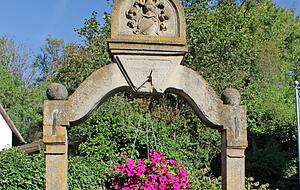 Der Galgenbrunnen mit Wappen und Jahreszahl 1731 in Finsterrot.