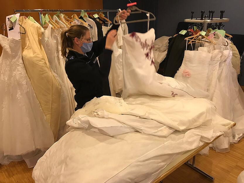 Polizei beschlagnahmt Brautkleider