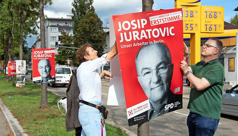 Die Schlacht ist geschlagen: Anna Christ-Friedrich und Christoph Eberlein sammeln SPD-Wahlplakate in der Oststraße ein.
Foto: Andreas Veigel