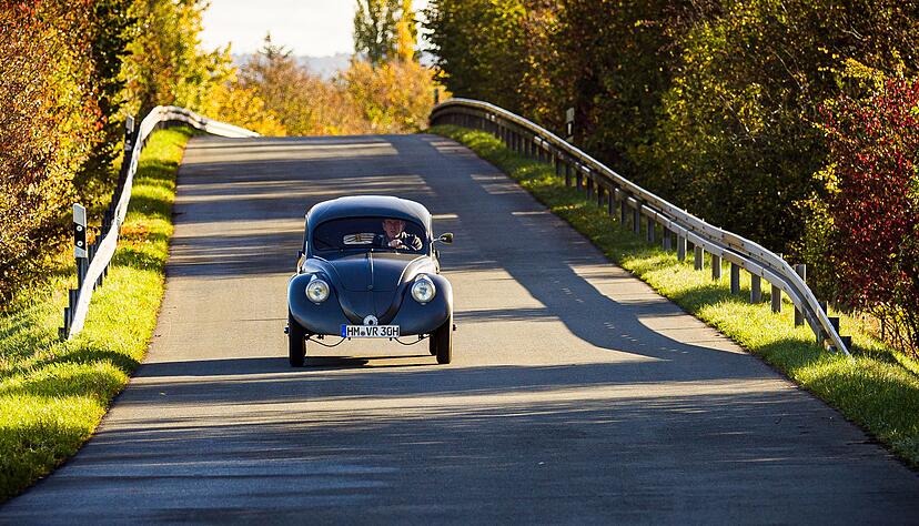 Das Auto erreicht theoretisch bis zu 100 Stundenkilometer. Das Auto erreicht theoretisch bis zu 100 Stundenkilometer.
