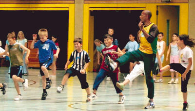 Und hoch das Bein: Auch den Storchengang &uuml;bten die Grundsch&uuml;ler aus Gro&szlig;bottwar bei der Sportstunde mit Nico Motchebon.Foto: Marion Mockler