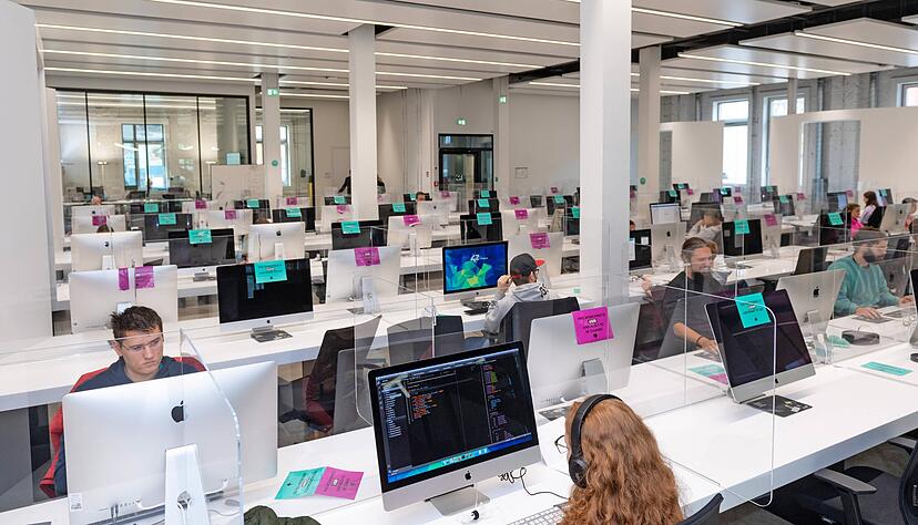 Im sogenannten Cluster, dem größten PC-Raum im Gebäude, programmieren Studentinnen und Studenten der 42 Heilbronn den ganzen Tag lang. Sie arbeiten einzeln an ihren Aufgaben und helfen sich bei Problemen gegenseitig weiter. Im sogenannten Cluster, dem größten PC-Raum im Gebäude, programmieren Studentinnen und Studenten der 42 Heilbronn den ganzen Tag lang. Sie arbeiten einzeln an ihren Aufgaben und helfen sich bei Problemen gegenseitig weiter.