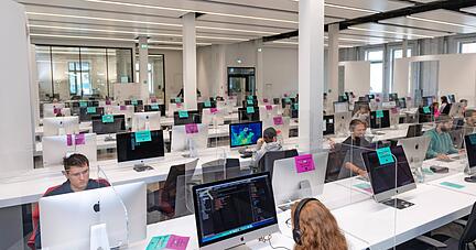 Im sogenannten Cluster, dem größten PC-Raum im Gebäude, programmieren Studentinnen und Studenten der 42 Heilbronn den ganzen Tag lang. Sie arbeiten einzeln an ihren Aufgaben und helfen sich bei Problemen gegenseitig weiter.
Fotos: Mario Berger
