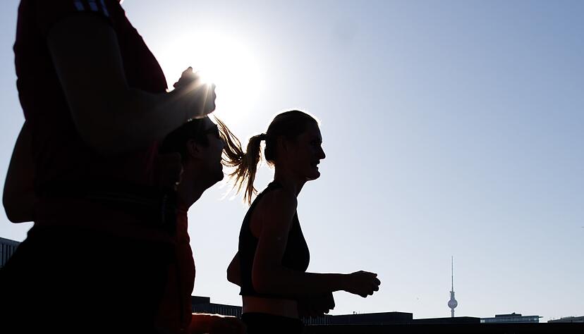 Sich unterhalten können, nicht völlig aus der Puste sein – so sollte man sich fühlen wenn man in Zone 2 trainiert.