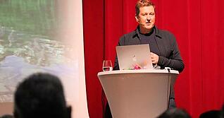 Der Kinderpsychologe Thomas Fuchs spricht bei Pro Region über das, was Kindern heute fehlt. Er bringt die Herausforderungen für Eltern und Schulen gut auf den Punkt.