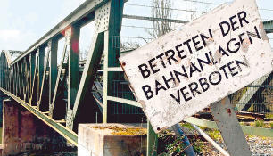 Der Gemeinderat Bad Friedrichshall beschloss den Abbruch und einen Neubau der Brücke als Radwegverbindung über den Kocher.Foto: Landauer