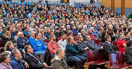 Großes Interesse: Fast 800 Zuhörer in der Weibertreuhalle verfolgten das Aufeinandertreffen der Kandidaten für das Weinsberger Bürgermeisteramt.
Foto: Mario Berger