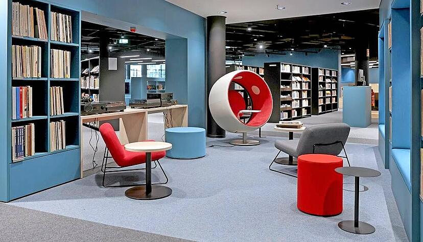 Fast so gem&uuml;tlich wie im Wohnzimmer: Grundidee der Bibliothek ist es, sie nicht nur als Info-Quelle zu begreifen, vielmehr als Ort der Begegnung und des Verweilens.