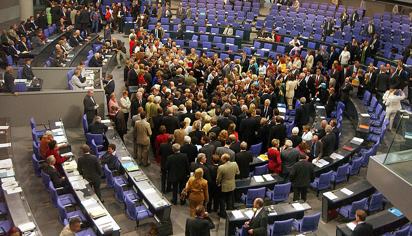 Eine Aufnahme aus dem Bundestag des Jahres 2005. Bundeskanzler Schröder hatte zuvor die Vertrauensfrage gestellt, um über eine erwünschte Niederlage eine vorgezogene Bundestagswahl zu erreichen. Eine Aufnahme aus dem Bundestag des Jahres 2005. Bundeskanzler Schröder hatte zuvor die Vertrauensfrage gestellt, um über eine erwünschte Niederlage eine vorgezogene Bundestagswahl zu erreichen.