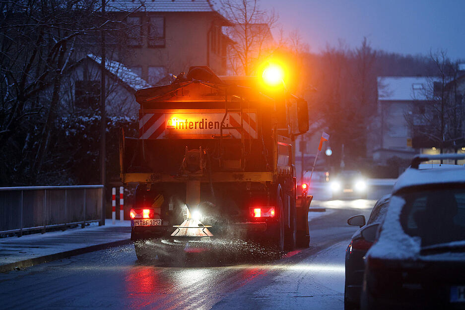 Auch beim Rathaus Bad Friedrichshall ist der Winterdienst in den Morgenstunden schon unterwegs.
