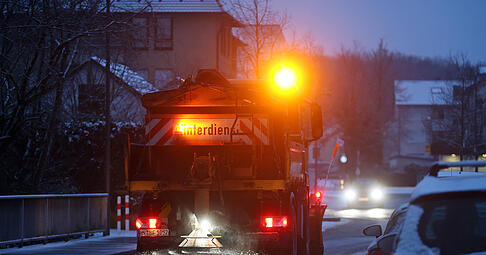 Auch beim Rathaus Bad Friedrichshall ist der Winterdienst in den Morgenstunden schon unterwegs.