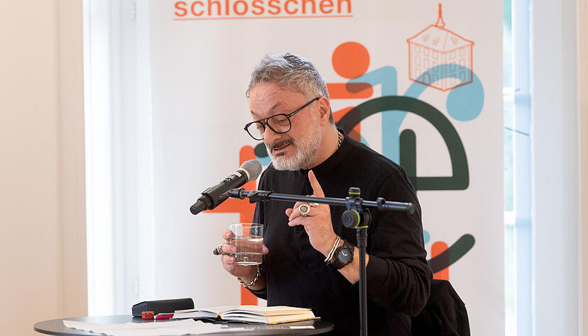 Hat eine große Ähnlichkeit mit dem Ich-Erzähler seines neuen Romans: Autor Feridun Zaimoglu. Hat eine große Ähnlichkeit mit dem Ich-Erzähler seines neuen Romans: Autor Feridun Zaimoglu.