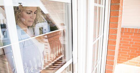 Sind die Fenster dicht, funktioniert die Mechanik, gibt es Sch&auml;den? Nach der Heizperiode lohnt sich ein kritischer Blick auf die Fenster.