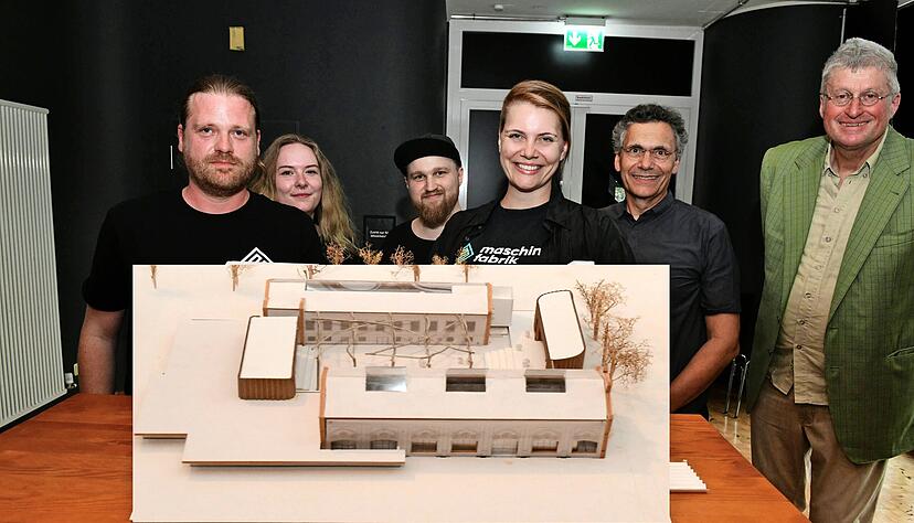 Dr. Joachim Hennze und Franz-Josef Mattes mit den Vertretern der Initiative Julia Probst, Matthias Kilian, Franziska Schulz, Daniel Schütt (von rechts).
Foto: Peter Klotz Dr. Joachim Hennze und Franz-Josef Mattes mit den Vertretern der Initiative Julia Probst, Matthias Kilian, Franziska Schulz, Daniel Schütt (von rechts).
Foto: Peter Klotz