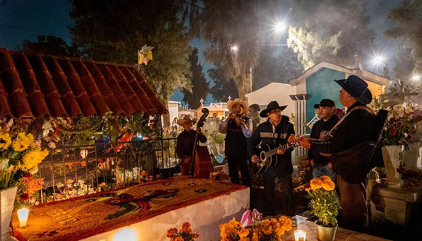 Am Tag der Toten &uuml;bernachten viele Mexikaner auf dem Friedhof. (Archivbild)
