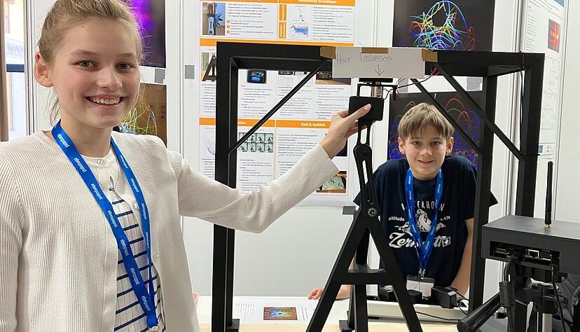 Forschen ist bei Familie Kubach gemeinsames Hobby, Neben Lara und Peter Kubach hat sich auch der gro&szlig;e Bruder Thomas Kubach mit einem Projekt beteiligt. Alle drei geh&ouml;ren zu den Siegern.