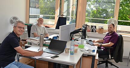 Sie sind froh, dass sie Montag anfangen k&ouml;nnen zu arbeiten (von links): Rektor Peter Beyer mit den Konrektoren J&uuml;rgen W&uuml;rth-Werner und Martin Gundlach.
Foto: Pf&auml;ffle