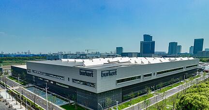 Das neue Bürkert-Systemhaus in Taicang Port, China, wird im Oktober eröffnet. Von hier aus soll vor allem der chinesische und asiatische Markt beliefert werden − "local for local" ist das Schlagwort.
Foto: Bürkert Das neue Bürkert-Systemhaus in Taicang Port, China, wird im Oktober eröffnet. Von hier aus soll vor allem der chinesische und asiatische Markt beliefert werden − "local for local" ist das Schlagwort.
Foto: Bürkert