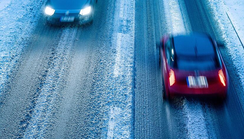 Autofahrer müssen sich zum Wochenende auf glatte Straßen einstellen. Autofahrer müssen sich zum Wochenende auf glatte Straßen einstellen.