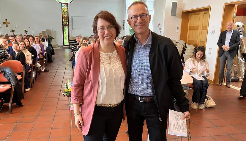 Pit Brugger gratulierte Ariane Bogensch&uuml;tz, seiner Nachfolgerin als Rektorin der Neubergschule in Neckarsulm.