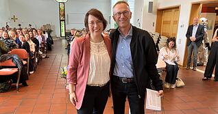 Pit Brugger gratulierte Ariane Bogensch&uuml;tz, seiner Nachfolgerin als Rektorin der Neubergschule in Neckarsulm.