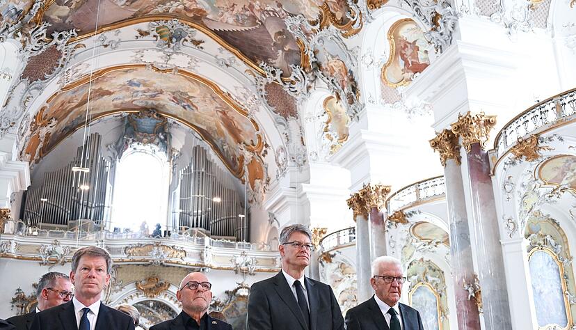 «Unsere Herzen sind voller Trauer», sagte Schnieder in der voll besetzten Kirche Münster Unserer Lieben Frau. «Unsere Herzen sind voller Trauer», sagte Schnieder in der voll besetzten Kirche Münster Unserer Lieben Frau.