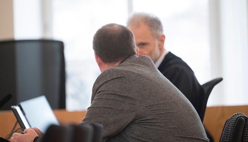 Der Angeklagte hatte sich bereits am ersten Prozesstag &uuml;ber seinen Anwalt an die Angeh&ouml;rigen der Opfer gewandt. (Archivbild)