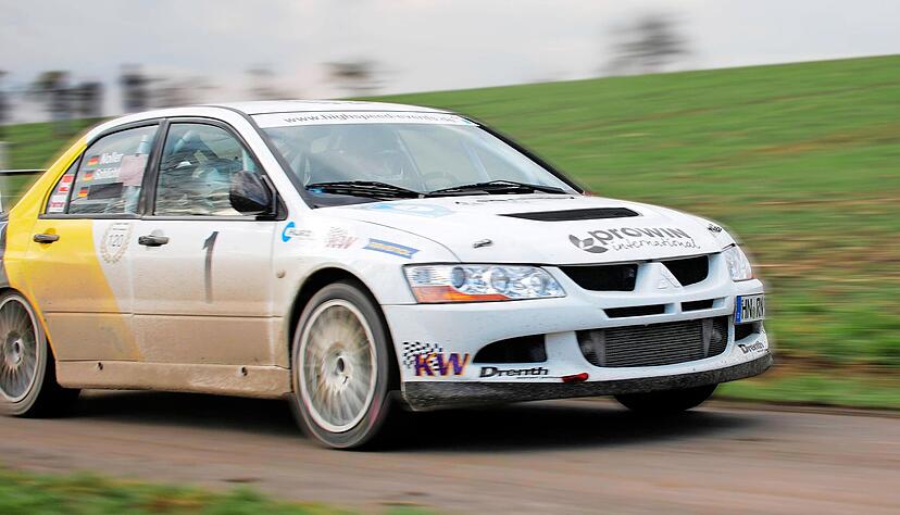 Rainer Noller und Tanja Schlicht holten sich im Mitsubishi Evo mit vollem Risiko bei der Hohenlohe-Unterland Wertungsfahrt den f&uuml;nften Sieg in Folge.
Foto: Schmerbeck