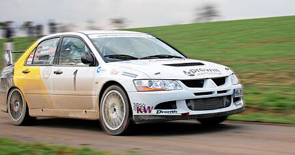 Rainer Noller und Tanja Schlicht holten sich im Mitsubishi Evo mit vollem Risiko bei der Hohenlohe-Unterland Wertungsfahrt den fünften Sieg in Folge.
Foto: Schmerbeck Rainer Noller und Tanja Schlicht holten sich im Mitsubishi Evo mit vollem Risiko bei der Hohenlohe-Unterland Wertungsfahrt den fünften Sieg in Folge.
Foto: Schmerbeck