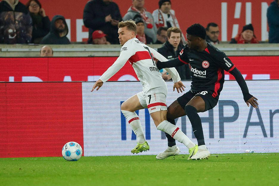 Maxi Mittelstädt: Der Linksverteidiger war in der ersten Halbzeit auch als Antreiber gut. Vor dem 0:2 durch Nathaniel Brown (55.) ließ er aber Ansgar Knauff flanken, das war nicht gut. Note 4 Maxi Mittelstädt: Der Linksverteidiger war in der ersten Halbzeit auch als Antreiber gut. Vor dem 0:2 durch Nathaniel Brown (55.) ließ er aber Ansgar Knauff flanken, das war nicht gut. Note 4
