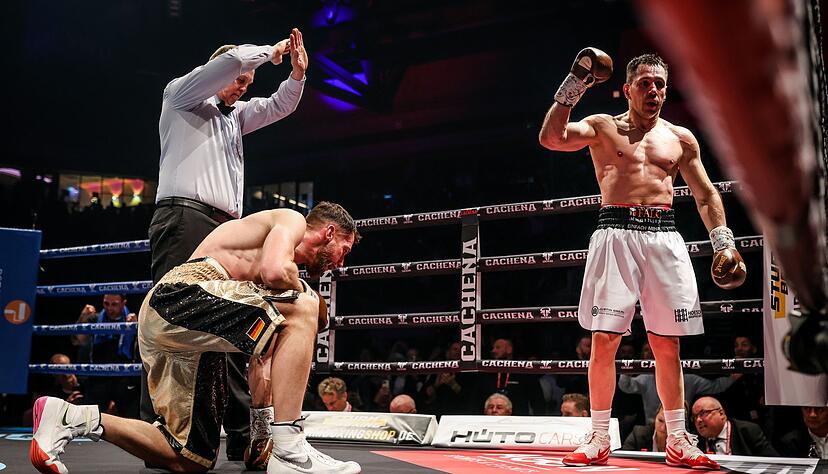 Boxer Felix Sturm (r) gelingt beim Comeback-Kampf ein Knockout Boxer Felix Sturm (r) gelingt beim Comeback-Kampf ein Knockout