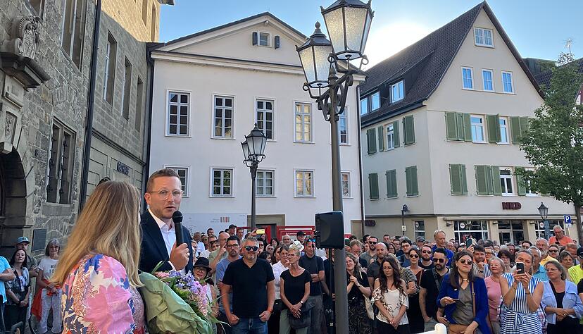 Jubel auf dem Marktplatz: Patrick Wegener holt mit 66,9 Prozent den OB-Sieg in Öhringen. Die Wahlbeteiligung lag bei überraschend starken 46,79 Prozent.